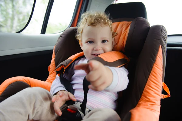 Ребенок на автомобильном сиденье — стоковое фото