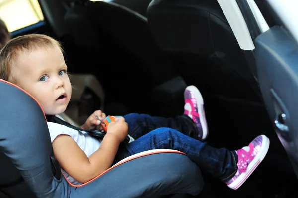 Милая девочка на автомобильном сиденье — стоковое фото