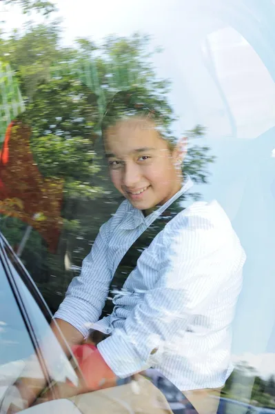 Девушка с крепления в автомобиле — стоковое фото