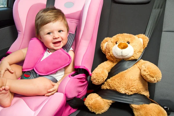 Ребенок на месте автомобиля безопасности. безопасность — стоковое фото