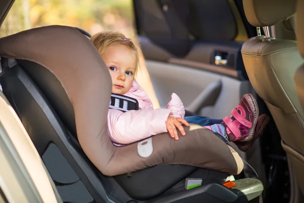 Младенческая девочка на автомобильном сиденье — стоковое фото
