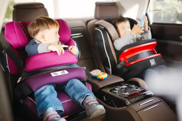 Роскошные детское автокресло для обеспечения безопасности с Счастливые дети — стоковое фото
