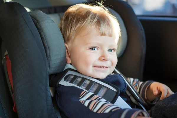 Очаровательны ребенка малыша в автокресло безопасности — стоковое фото