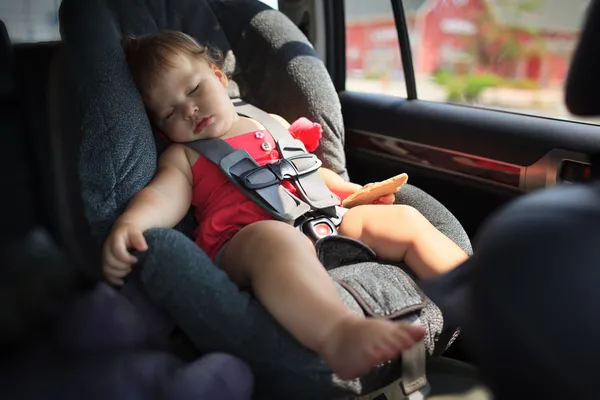 Ребенок спит в машине — стоковое фото