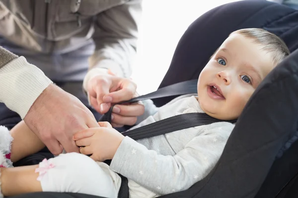 Родители, обеспечение детские автомобильные кресла — стоковое фото
