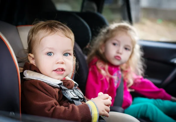Маленькие дети в автокресла в машине — стоковое фото