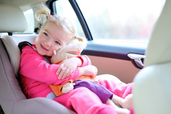 Счастливый малыш девушки, наслаждаясь поездку в автомобиле — стоковое фото