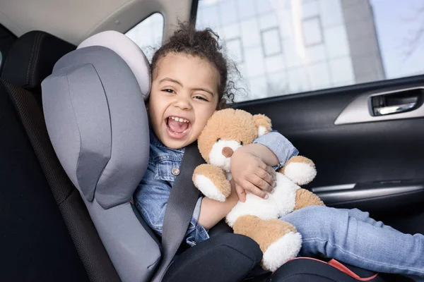 Маленькая девочка в автомобиле — стоковое фото