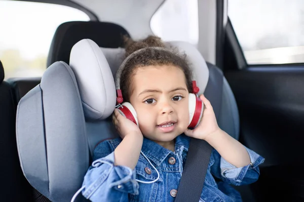 Маленькая девочка в автомобиле — стоковое фото