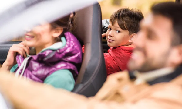 Улыбающийся мальчик на заднем сиденье автомобиля — стоковое фото