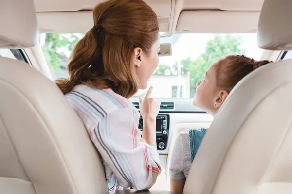 Вернуться Мнение Матери Показывая Дочь Сиденье Пассажиров Автомобиле — стоковое фото