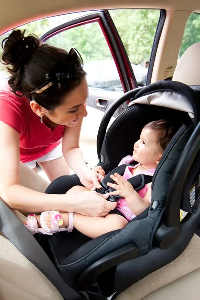 Ребенок на автомобильном сиденье для безопасности — стоковое фото